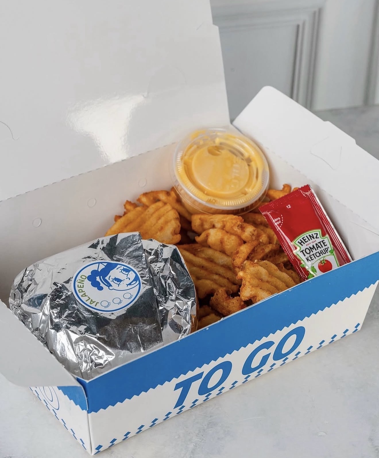 Caja Burgie's To Go con papas